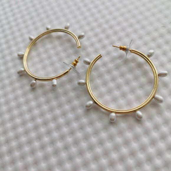 Kendra Scott White Pearl Leighton Gold Hoop Earrings NEW WITH POUCH - Picture 3 of 4